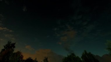 Gece zaman aşımı. Şehrin dışındaki Sibirya semaları. Bulutlar ve yıldızlar.