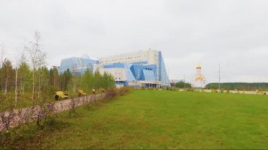 Üniversite ve şapelin meydanı. Surgut, Rusya - 1 Eylül 2020