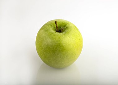 Beyaz arkaplanda yeşil elma