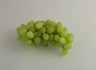 Beyaz arka planda yeşil üzüm şube