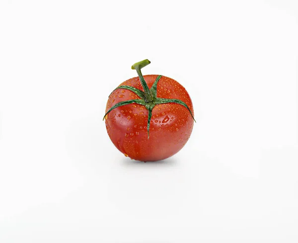 Tomate Mûre Dans Rosée Sur Fond Blanc — Photo