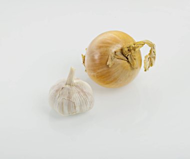 soğan ve sarımsak beyaz zemin üzerine