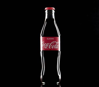 Siyah arka planda Coca Cola şişesi