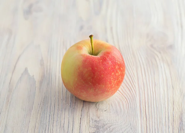 Ahşap arka plan üzerinde olgun kırmızı elma