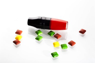 Beyaz arka planda tatlılar ile Ruj