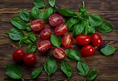 ahşap arka plan üzerinde domates kiraz ve fesleğen