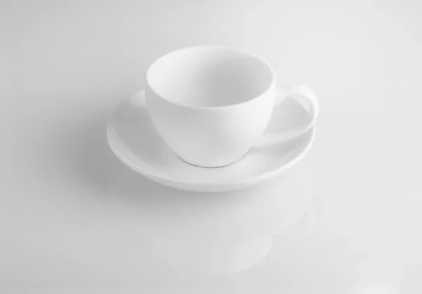 Leere Weiße Tasse Auf Weißem Hintergrund — Stockfoto