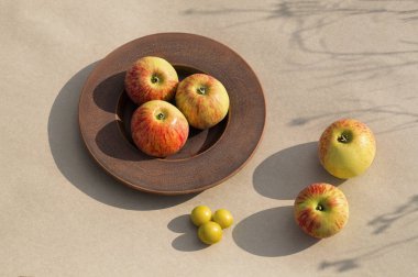 hafif bir arka plan üzerinde bir tabak ta yaz güney elma