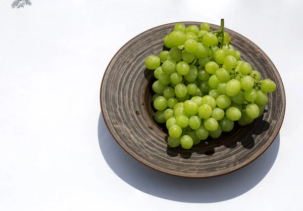 Uvas Verdes Maduras Plato Profundo Arcilla Sobre Fondo Claro —  Fotos de Stock