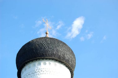 Rus kilise ahşap kubbe ile altın bir haç, kuleleri gökyüzünde döşer.