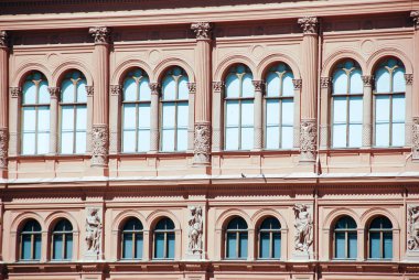 İlginç bir cephe, windows ve sıva ile hafif pembe, güzel ev.