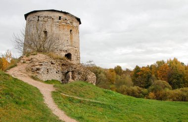 Kükreyen kule Pskov şehir büyük bölgede kıyısında bir savunma yapısı var. Rusya