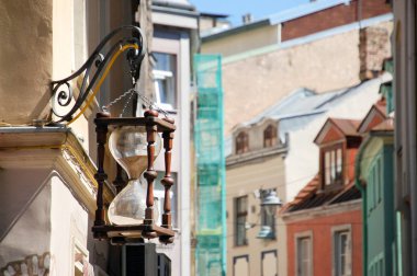 Binanın cephesinde büyük kum saati