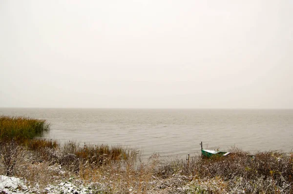 Barco Lago Uma Manhã Primavera Gelada — Fotografia de Stock