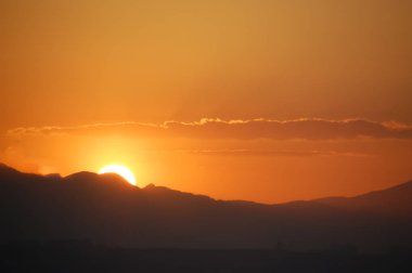 Dağlarda bir bahar gününde güzel gün batımı.
