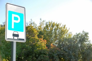 İşareti yeşil ağaçlar arka plan üzerinde otopark