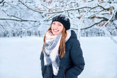 güzel bir kız ile park karda oynarken