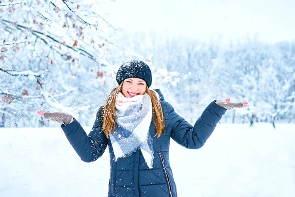 玩雪在公园里的漂亮女孩 — 图库照片