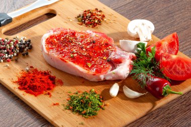 Koyu ahşap bir masada çiğ biftek yakın çekim