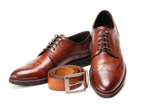 Чоловіче патентне шкіряне взуття та пояс на білому — стокове фото