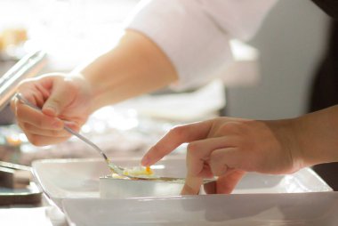 Şef yemek hazırlıyor, mutfakta, aşçı aşçılığı, aşçı dekorasyonu, yakın çekim.,