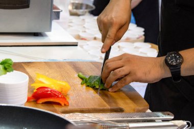 Şef yemek hazırlıyor, mutfakta, aşçı aşçılığı, aşçı dekorasyonu, yakın çekim.,