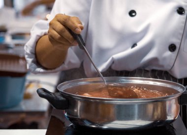 Şef yemek hazırlıyor, mutfakta, aşçı aşçılığı, aşçı dekorasyonu, yakın çekim.,