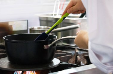 Şef yemek hazırlıyor, mutfakta, aşçı aşçılığı, aşçı dekorasyonu, yakın çekim.,