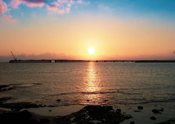 Güneş Işığı Güneş Günbatımı Arka Plan Deniz Üzerinde Yükselir — Stok fotoğraf