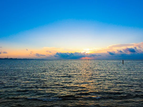 Ηλιακό Φως Ήλιος Ανατέλλει Πάνω Από Θάλασσα Του Ηλιοβασιλέματος Φόντου — Φωτογραφία Αρχείου