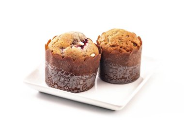 Beyaz zemin üzerine lezzetli muffins