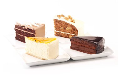 beyaz zemin üzerinde leziz cheesecake