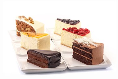 beyaz zemin üzerinde leziz cheesecake