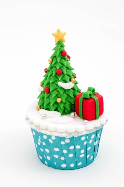 Beyaz arka plan üzerinde izole Noel ev yapımı kek