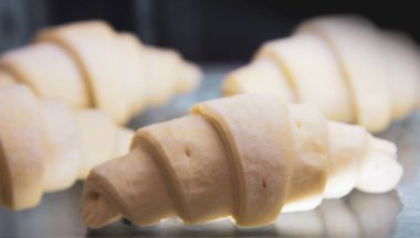 Hasır sepet, fırın arka plan üzerinde Fransız ay çöreği