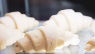 Hasır sepet, fırın arka plan üzerinde Fransız ay çöreği