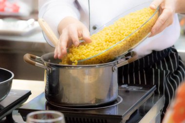 Şef yemek hazırlıyor, mutfakta, aşçı aşçılığı, aşçı dekorasyonu, yakın çekim.,