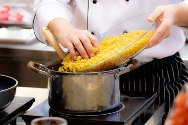 Şef yemek hazırlıyor, mutfakta, aşçı aşçılığı, aşçı dekorasyonu, yakın çekim.,