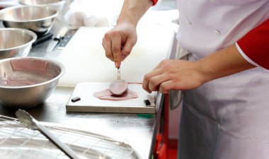 Şef yemek hazırlıyor, mutfakta, aşçı aşçılığı, aşçı dekorasyonu, yakın çekim.,