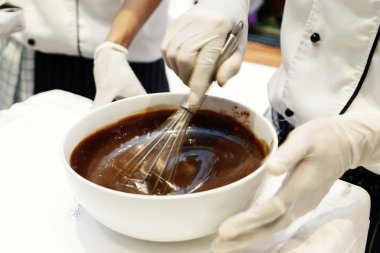 Şef yemek hazırlıyor, mutfakta, aşçı aşçılığı, aşçı dekorasyonu, yakın çekim.,