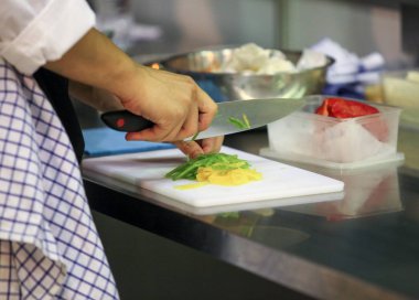 Şef yemek hazırlıyor, mutfakta, aşçı aşçılığı, aşçı dekorasyonu, yakın çekim.,