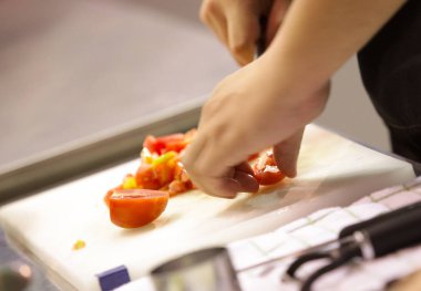 Şef yemek hazırlıyor, mutfakta, aşçı aşçılığı, aşçı dekorasyonu, yakın çekim.,