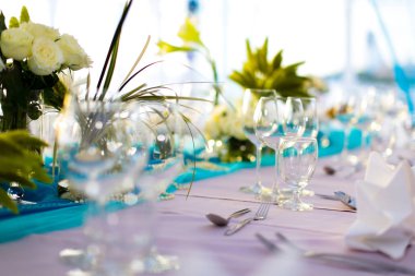 Yemek masası, çiçek aranjmanları ve mumlarla süslenmiş düğün tablo