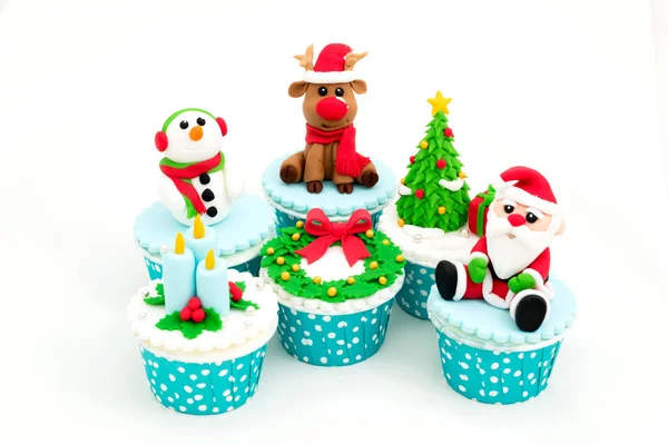 Navidad Cupcakes Caseros Aislados Sobre Fondo Blanco — Foto de Stock