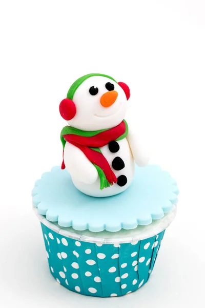 白い背景に分離されたクリスマス自家製カップケーキ — ストック写真