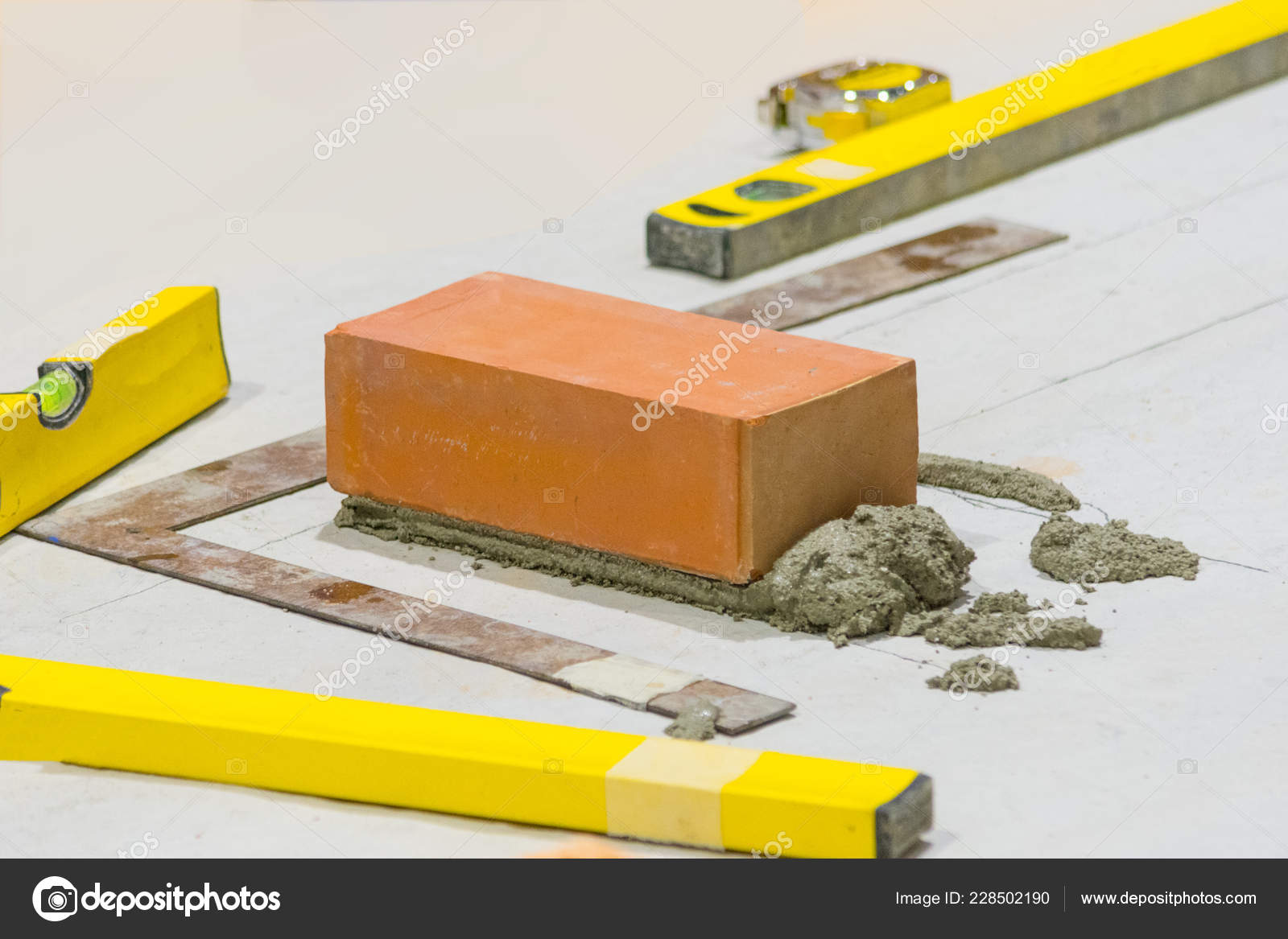 За первый час каменщик укладывает 115 кирпичей