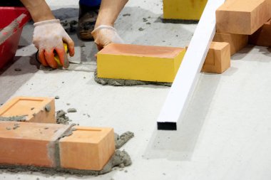 Çimento tuğla, çimento işçisi mala macun knif ile dış duvar tuğla duvar yükleme yükleme