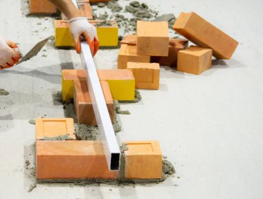 Çimento tuğla, çimento işçisi mala macun knif ile dış duvar tuğla duvar yükleme yükleme