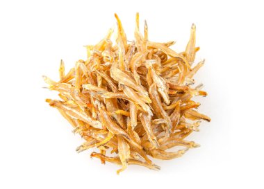 Beyaz arka planda, kurutulmuş hamsi gevrek küçük balık