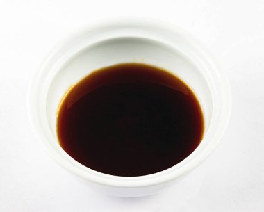 Beyaz beyaz arka planda, soya soslu yemek madde